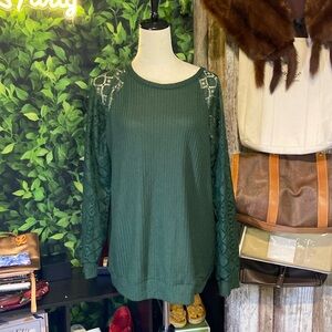 Exclusive Everyday lightweight top with lace sleeves